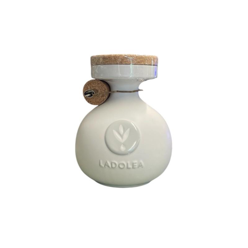 Huile d’Olive Vierge Extra BIO variété Patrinia en bouteille céramique blanche rechargeable LADOLEA 600 ml Huile d’Olive Vierge Extra BIO variété Patrinia en bouteille céramique blanche rechargeable LADOLEA 600 ml