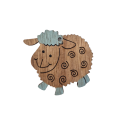Mouton en bois naturel avec une touche de bleu ciel 5 x 5 cm et un trou à accrocher