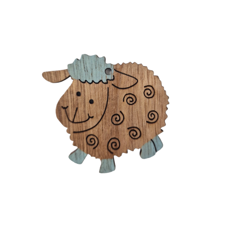 Mouton en bois naturel avec une touche de bleu ciel 5 x 5 cm et un trou à accrocher