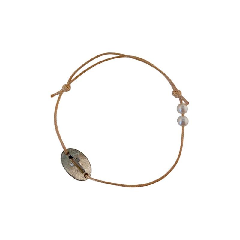 Bracelet grec ajustable en cordon beige, une croix et 2 perles blanches