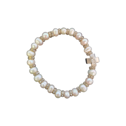 Bracelet avec des perles blanches et une croix argentée