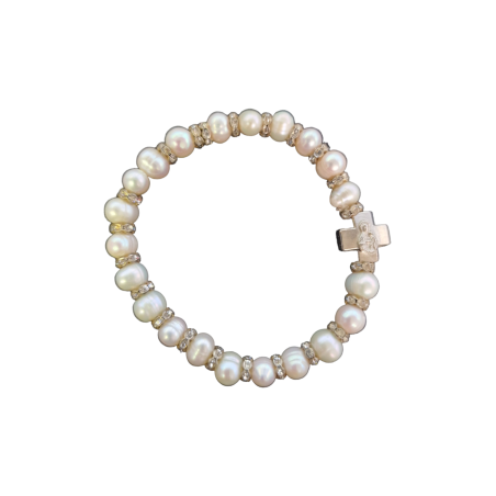 Bracelet avec des perles blanches et une croix argentée