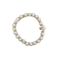Bracelet avec des perles blanches et une croix argentée