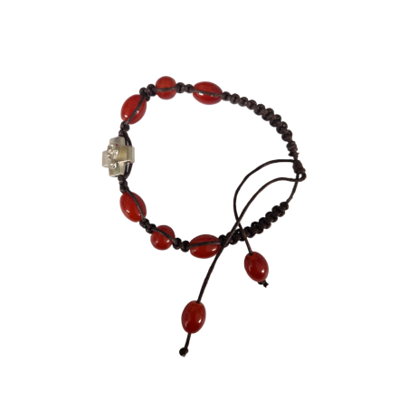 Bracelet en cordelette marron avec six perles de la même couleur et une croix