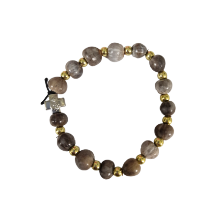 Bracelet en perles grises et dorées avec une petite croix argentée
