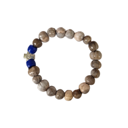 Bracelet en perles grises avec une croix et deux perles bleues
