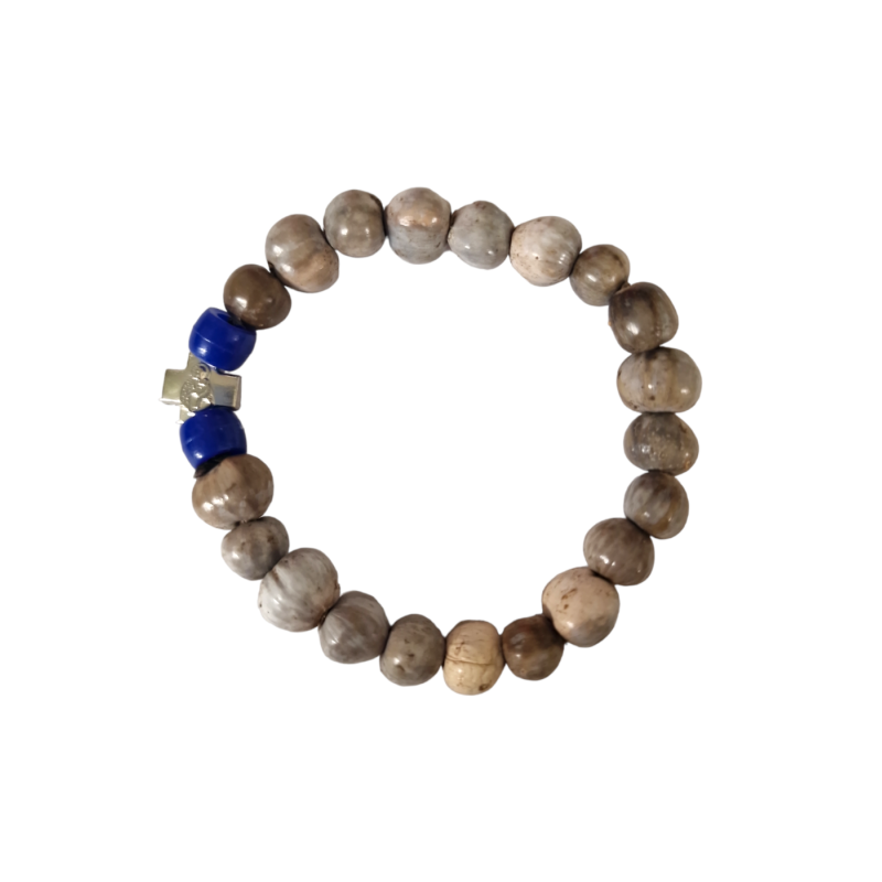 Bracelet en perles grises avec une croix et deux perles bleues