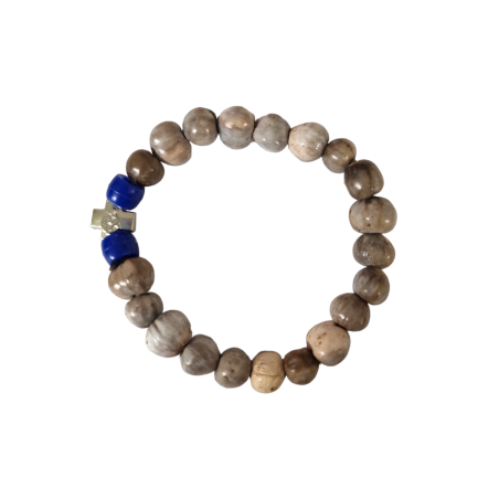 Bracelet en perles grises avec une croix et deux perles bleues