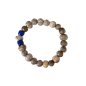 Bracelet en perles grises avec une croix et deux perles bleues