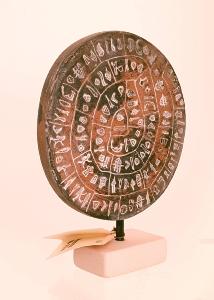 Disque de Phaistos en terre cuite fait main IDOLS ART diamètre 13.5 cm