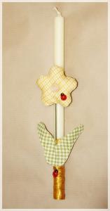 Bougie decorée avec une fleur en tissus