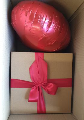 Cadeau à offrir avec ballon en hélium et une boîte en carton vide