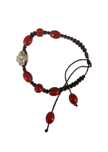 Bracelet en cordelette marron avec six perles de la même couleur et une croix