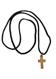Pendentif avec cordon noir et une croix dorée 6 cm x 4 cm