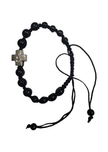 Bracelet noir avec 14 perles noires et une croix argentée
