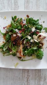 Mlange de salade verte avec la vinaigrette de caroube