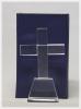 Croix en verre transparent et sa boîte luxe en bleu Dimensions : 10X6cm