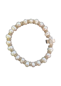 Bracelet avec des perles blanches et une croix argentée