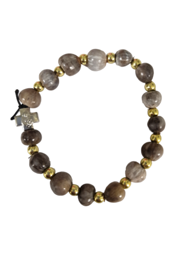 Bracelet en perles grises et dorées avec une petite croix argentée