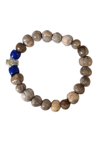 Bracelet en perles grises avec une croix et deux perles bleues