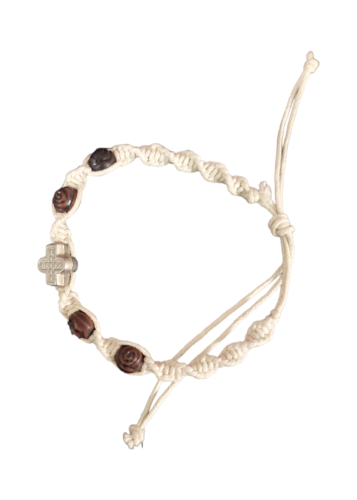 Bracelet en cordelette beige avec une croix et quatre perles marron