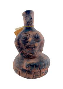 Figurine de femme assise en terre cuite fait main IDOLS ART hauteur 15.50 cm