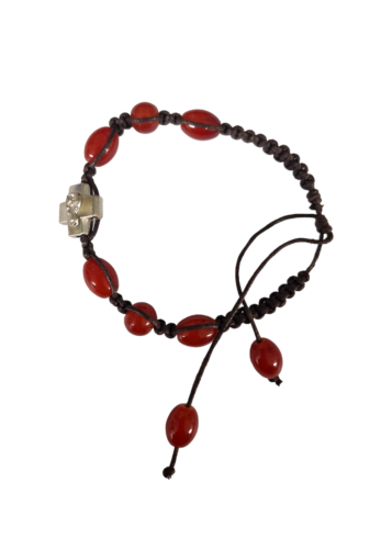 Bracelet en cordelette marron avec six perles de la même couleur et une croix