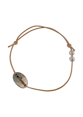Bracelet grec ajustable en cordon beige, un croix et 2 perles blanches