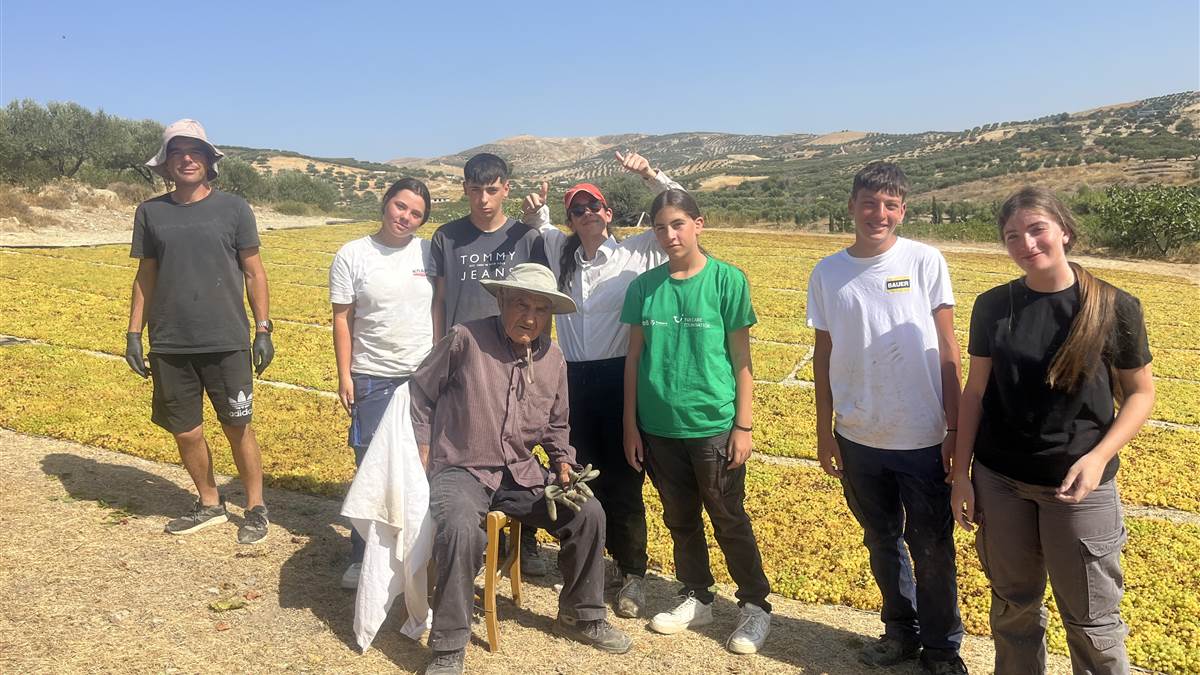 La famille Agrimanakis au complet devant les aires de séchage