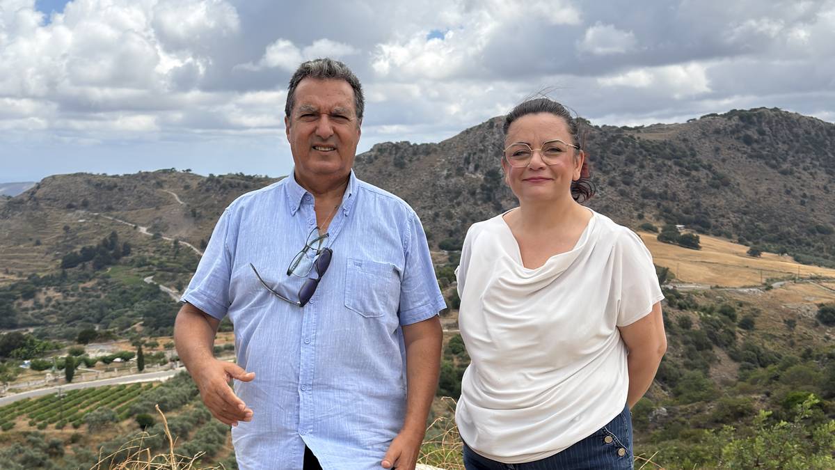 Ilías Manousákas et Maria Thalassinaki au dessus du village d'Argyroúpoli