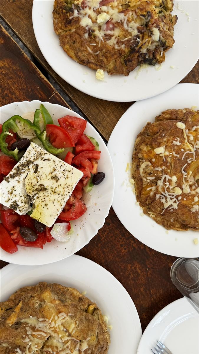 Table crétoise : salade grecque à la feta et spécialités