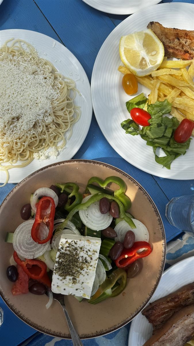 Repas à la taverne grecque au bord de l’eau