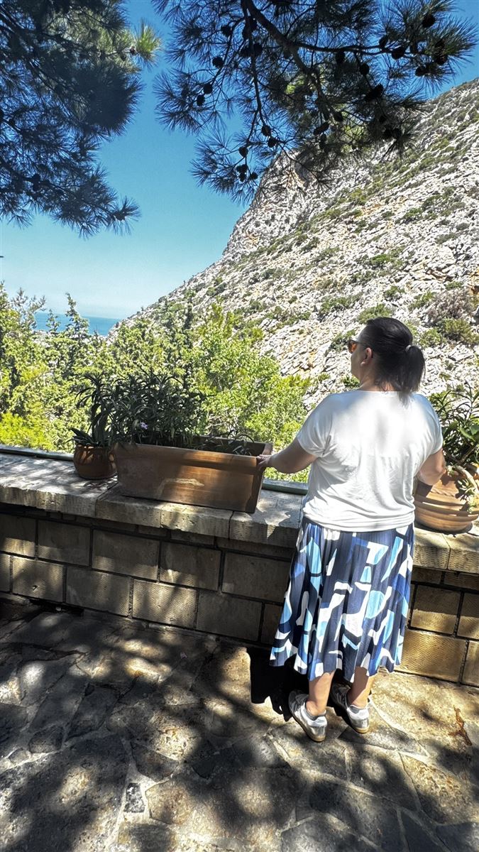 Une terrasse crétoise face à la mer et à la montagne