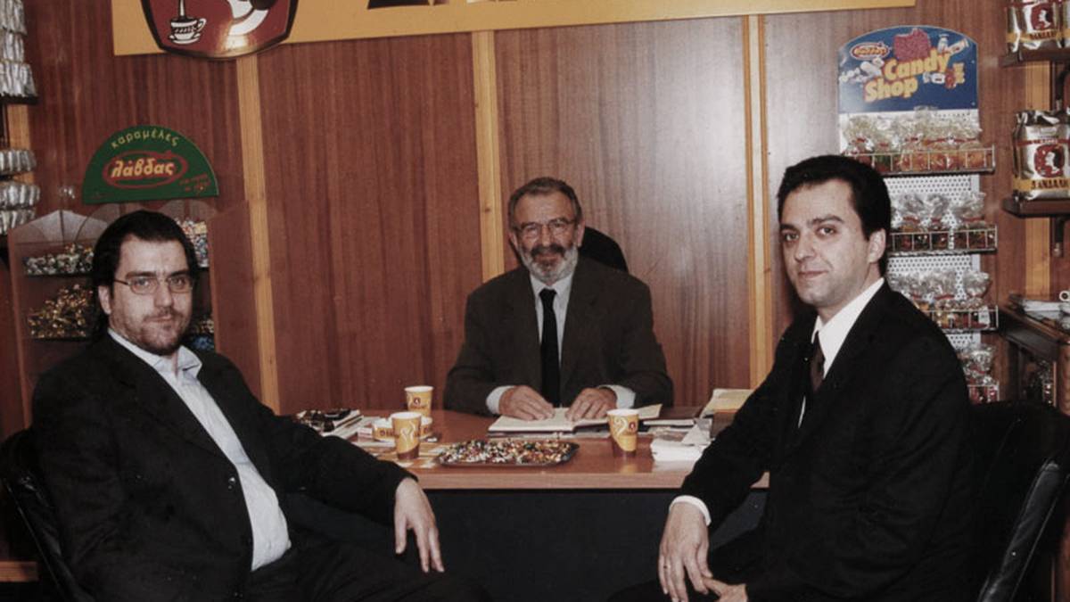 Photo d'archive de la maison Dandalis, trois hommes autour d'une table de café à Héraklion