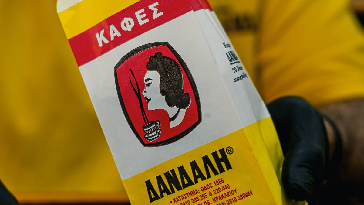 Le paquet de café grec Dandalis tenu à la main, à l'usine d'Héraklion