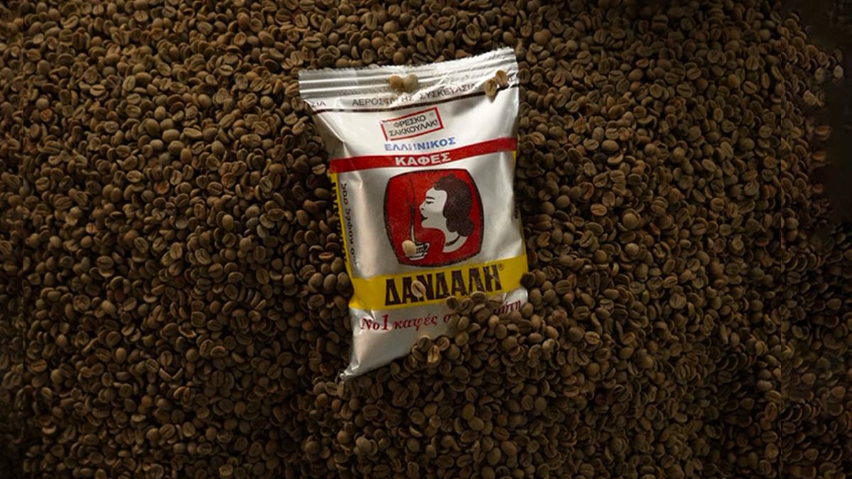 Sachet de café grec Dandalis posé sur une mer de café moulu