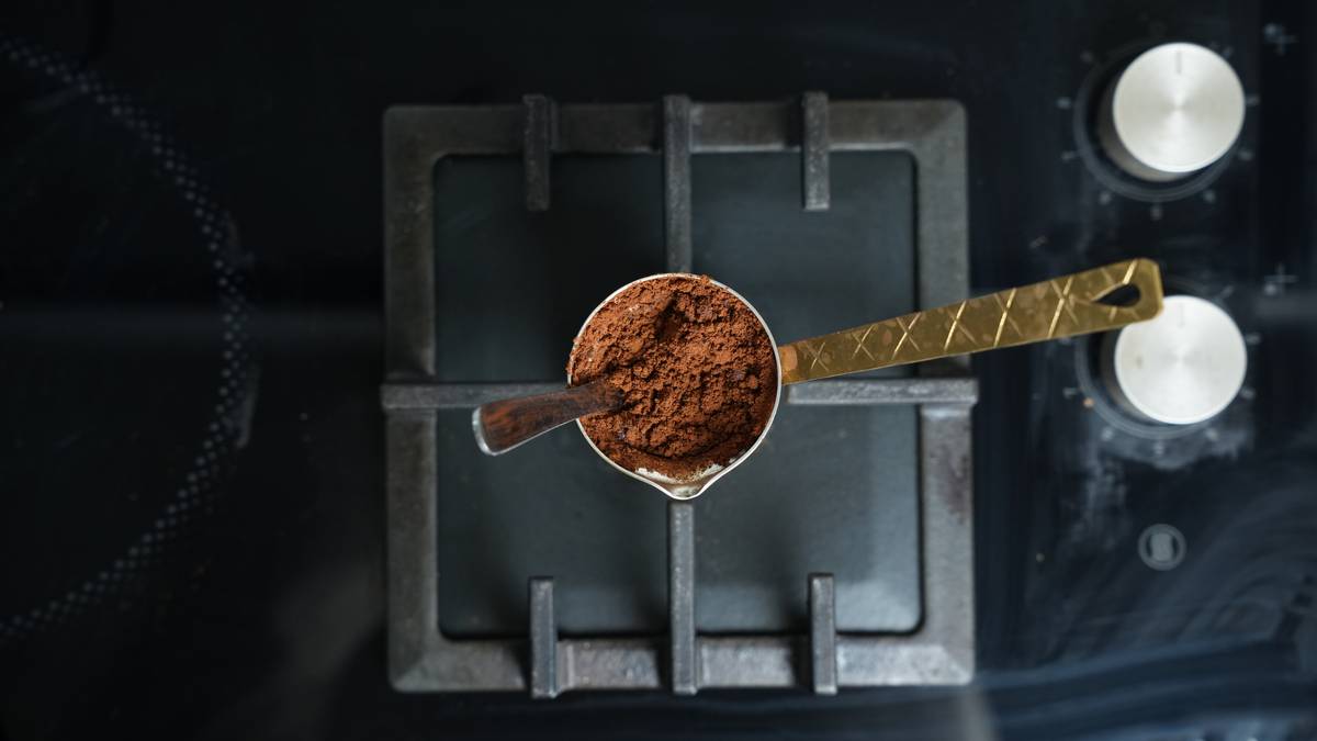 Cuillère de café grec moulu au-dessus de la flamme, avant le bríki
