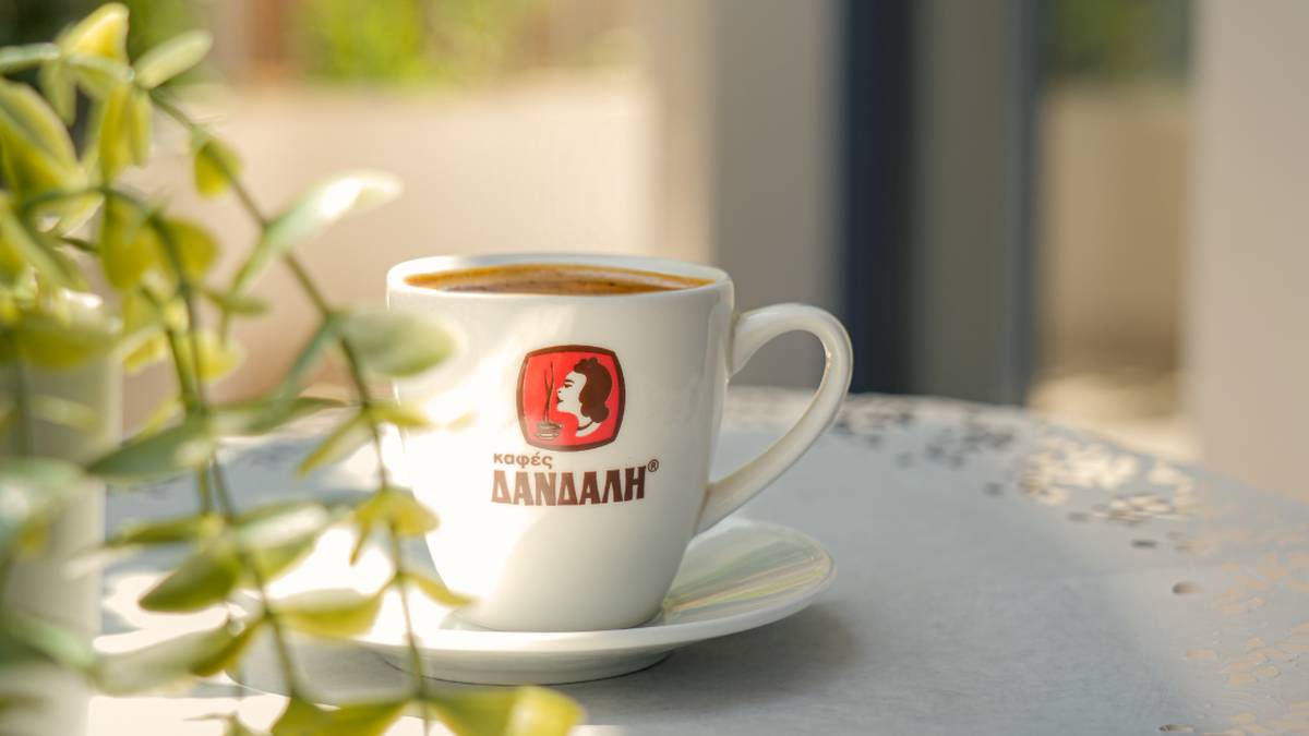 Tasse de café grec Dandalis posée près d'une fenêtre