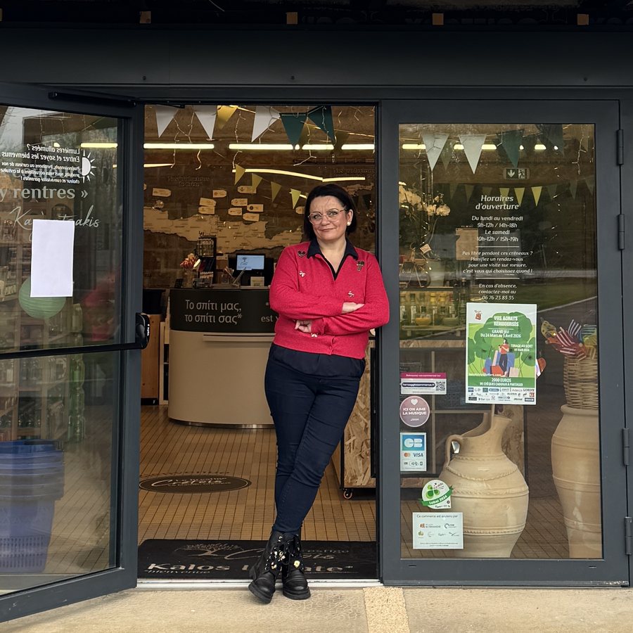 Maria devant la porte du Prestige Crétois
