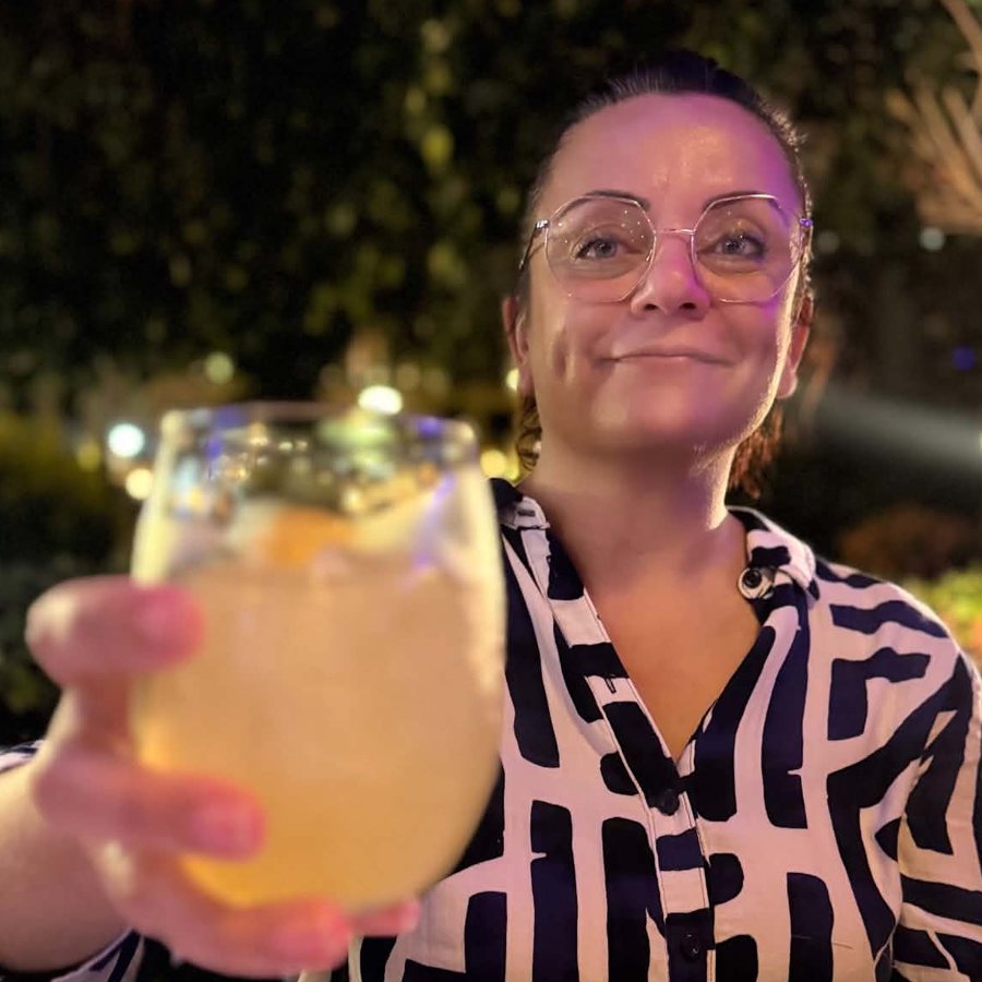 Maria lève son verre