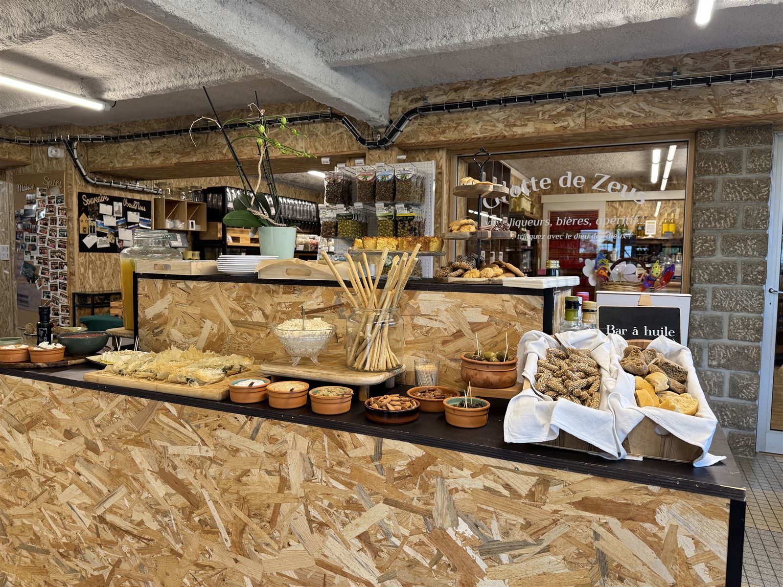 Le buffet crétois dressé à la Maison, devant le bar à huile
