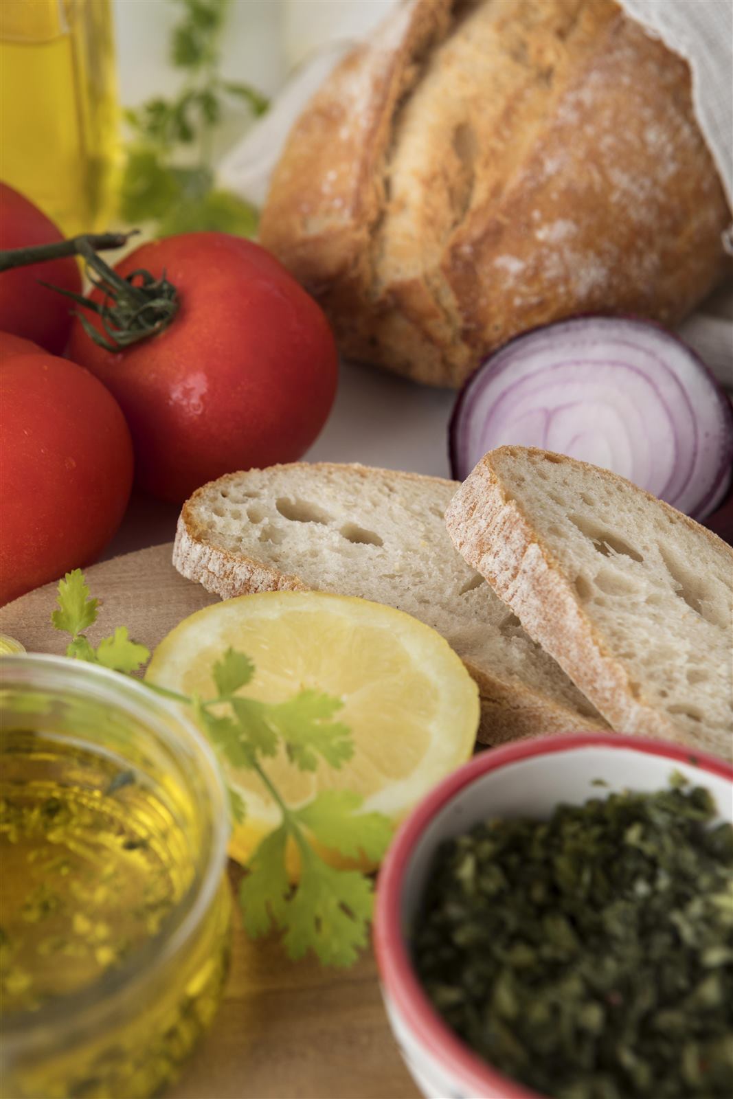 Le régime crétois au quotidien - pain bis, tomates, huile d'olive et herbes fraîches